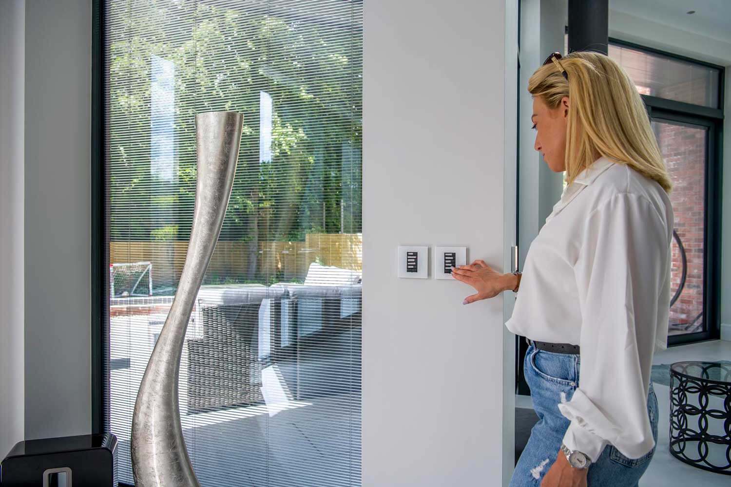 Blinds in Glass in Hatfield: operating integral blinds with an electric wall switch